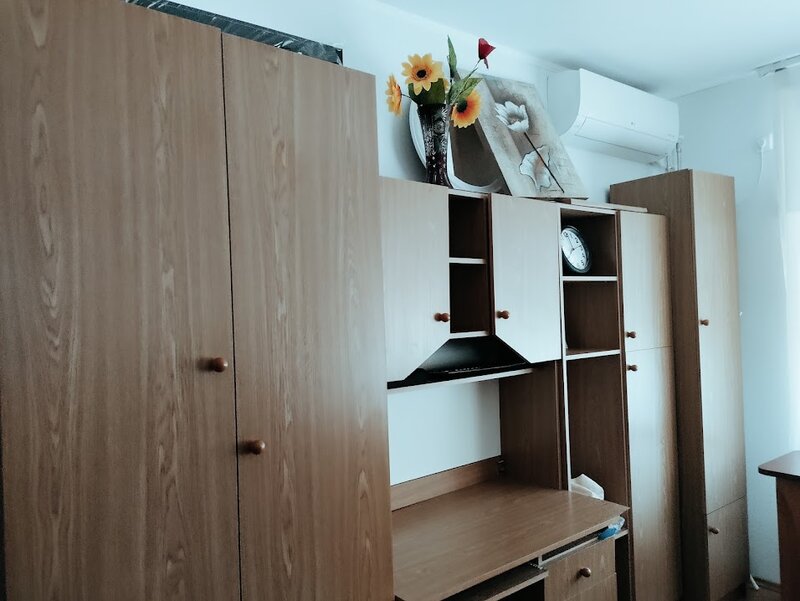 Vand set de mobila pentru tineretn sau un dormitor de dimensiuni reduse